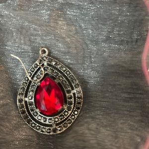 ISO don’t buy this is a paparazzi earrings.